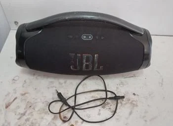 Foto 2 de Parlante Portatil Marca Jbl Modelo Boombox3 Usado Con Desgaste Con Cable Power Acc No Tiene
