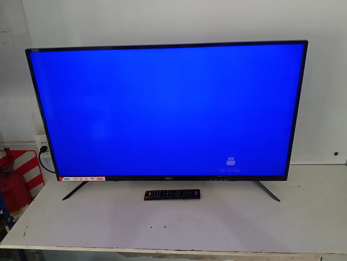 Foto 2 de Televisor Led Convencional De 40 '' Marca Aoc Modelo Le401370 Usado En Buen Estado Con Control Sin Caja Acc ControlPatitas