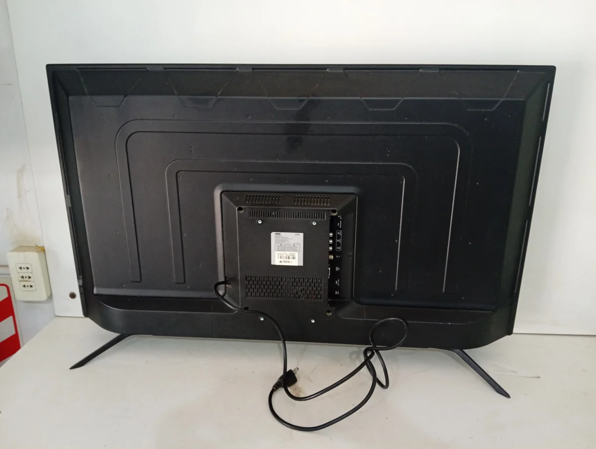 Foto 3 de Televisor Led Convencional De 40 '' Marca Aoc Modelo Le401370 Usado En Buen Estado Con Control Sin Caja Acc ControlPatitas