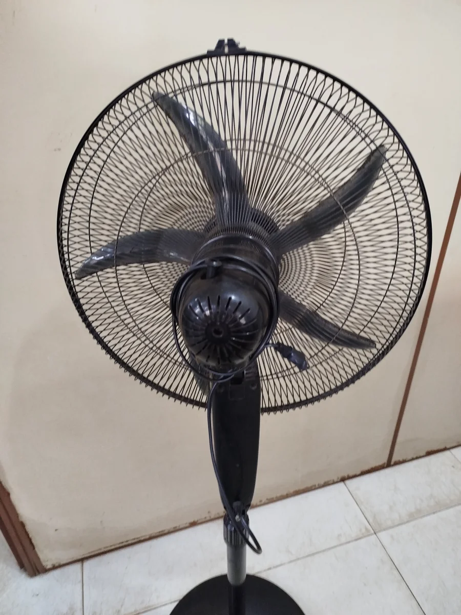 Foto 2 de Ventilador 3 Velocidades Marca Tokyo Modelo Vetofs50-11dan-N Usado En Buen Estado Acc Con 5 AletasBaseMotorRejilla