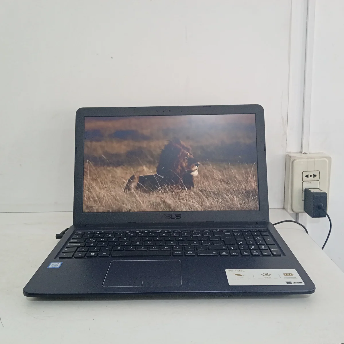 Notebook Marca Asus Modelo X543u Procesador I3 Memoria Ram 4 Gb Disco Duro 1.000 Gb Generacion 7 Acc Estuche Tipo Maletín Color Negro.
