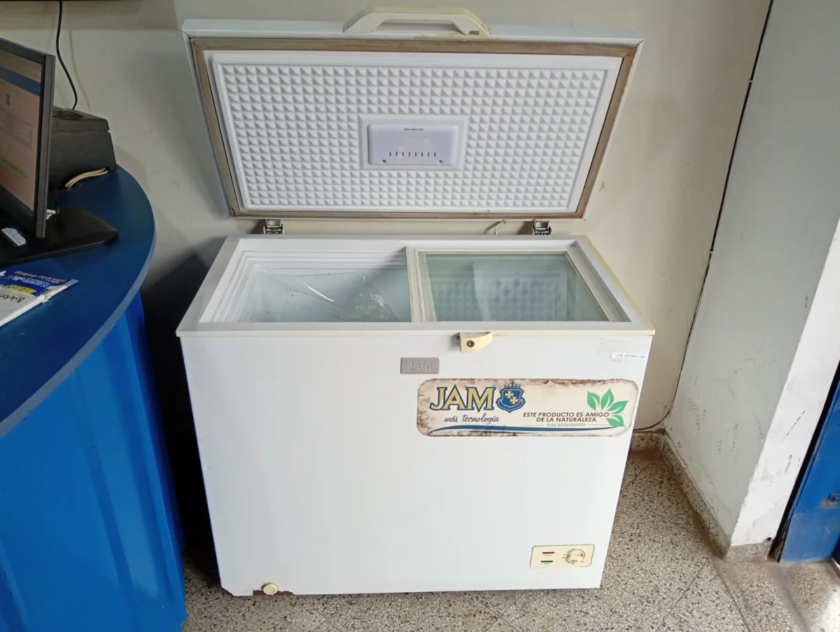 Congeladora / Frezzer Marca Jam Litros 220 Modelo Jamf-220c Usado En Buen Estado Acc Rueditas