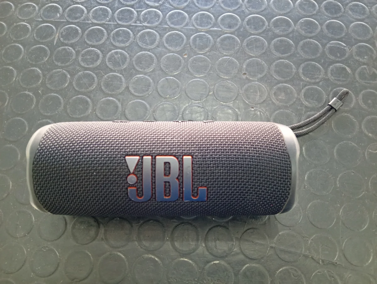 Foto 2 de Speaker Potencia Watts No Tiene Marca Jbl Sin Control Modelo Flip 6 Usado En Buen Estado Con Caja Acc No Tiene
