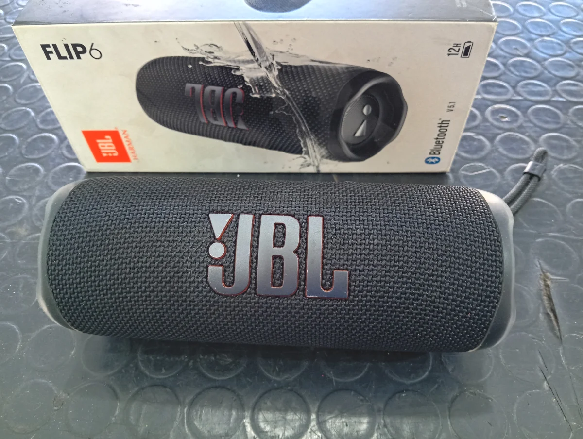 Foto 3 de Speaker Potencia Watts No Tiene Marca Jbl Sin Control Modelo Flip 6 Usado En Buen Estado Con Caja Acc No Tiene