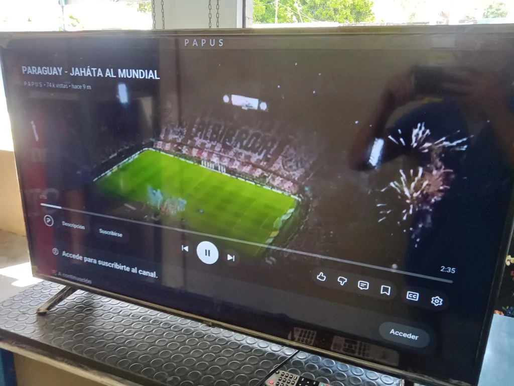 Televisor Led Smart De 43 '' Marca Fama Modelo Sk43e10 Con Control Usado En Buen Estado Acc Par De Patitas