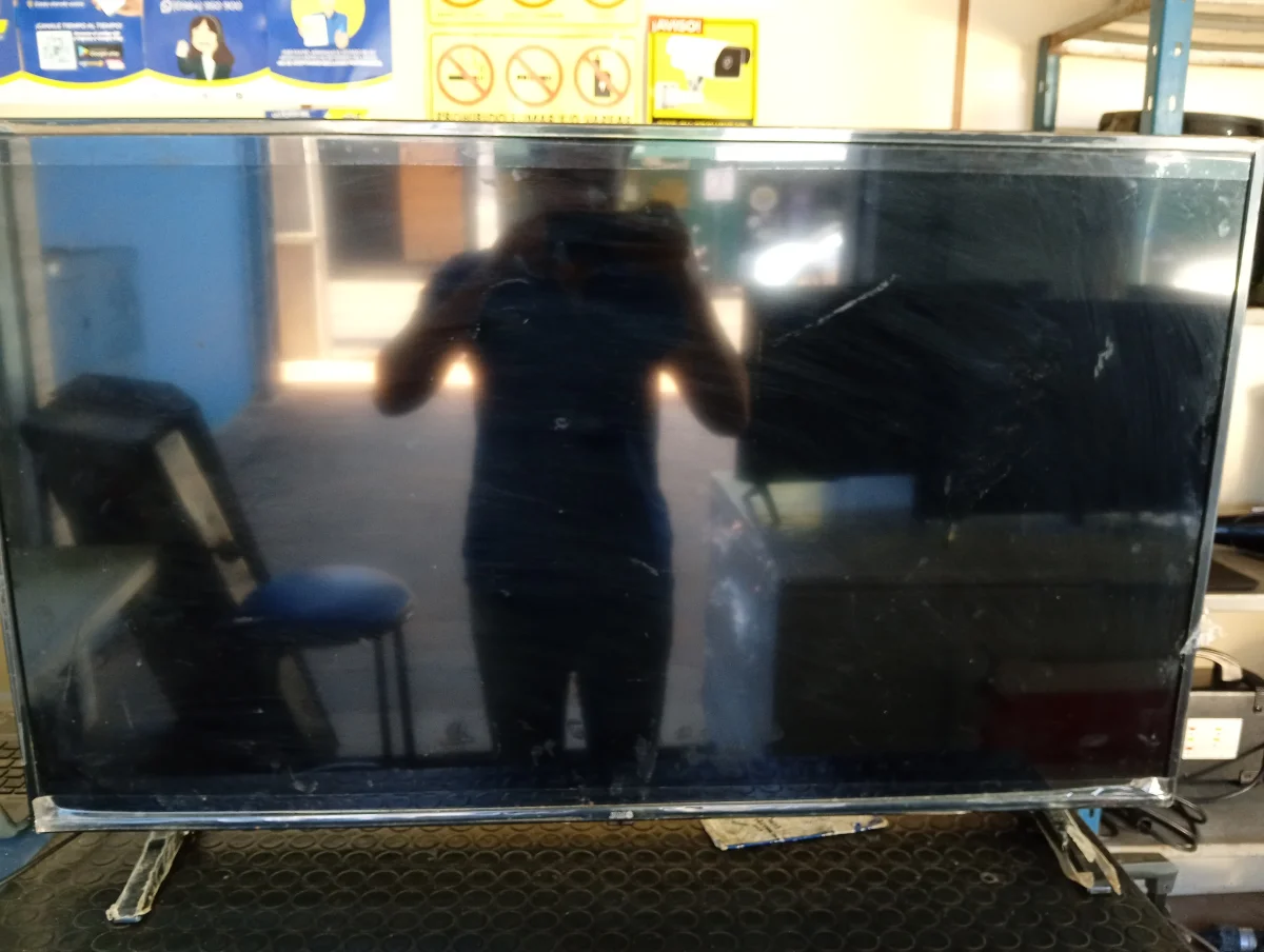 Foto 2 de Televisor Led Smart De 43 '' Marca Fama Modelo Sk43e10 Con Control Usado En Buen Estado Acc Par De Patitas