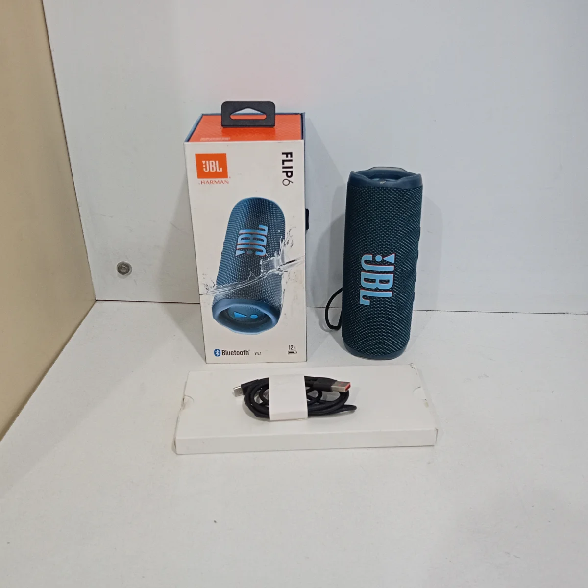 Speaker Potencia Watts No Tiene Marca Jbl Sin Control Modelo Flip 6 Usado En Buen Estado Con Caja Acc Cable Usb