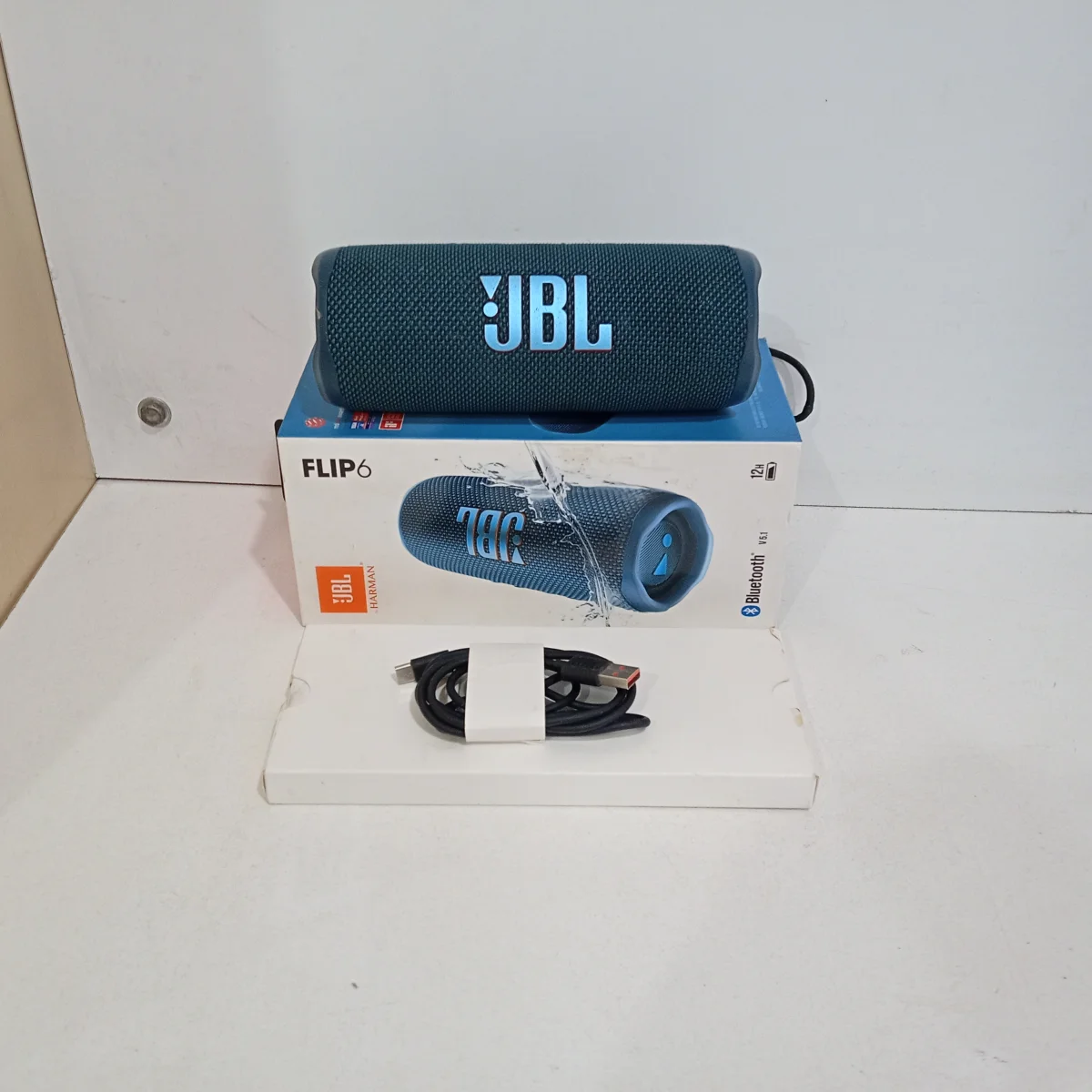 Foto 2 de Speaker Potencia Watts No Tiene Marca Jbl Sin Control Modelo Flip 6 Usado En Buen Estado Con Caja Acc Cable Usb