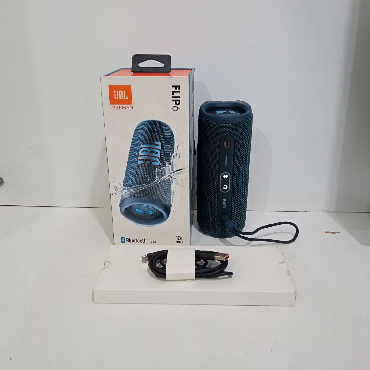 Foto 3 de Speaker Potencia Watts No Tiene Marca Jbl Sin Control Modelo Flip 6 Usado En Buen Estado Con Caja Acc Cable Usb