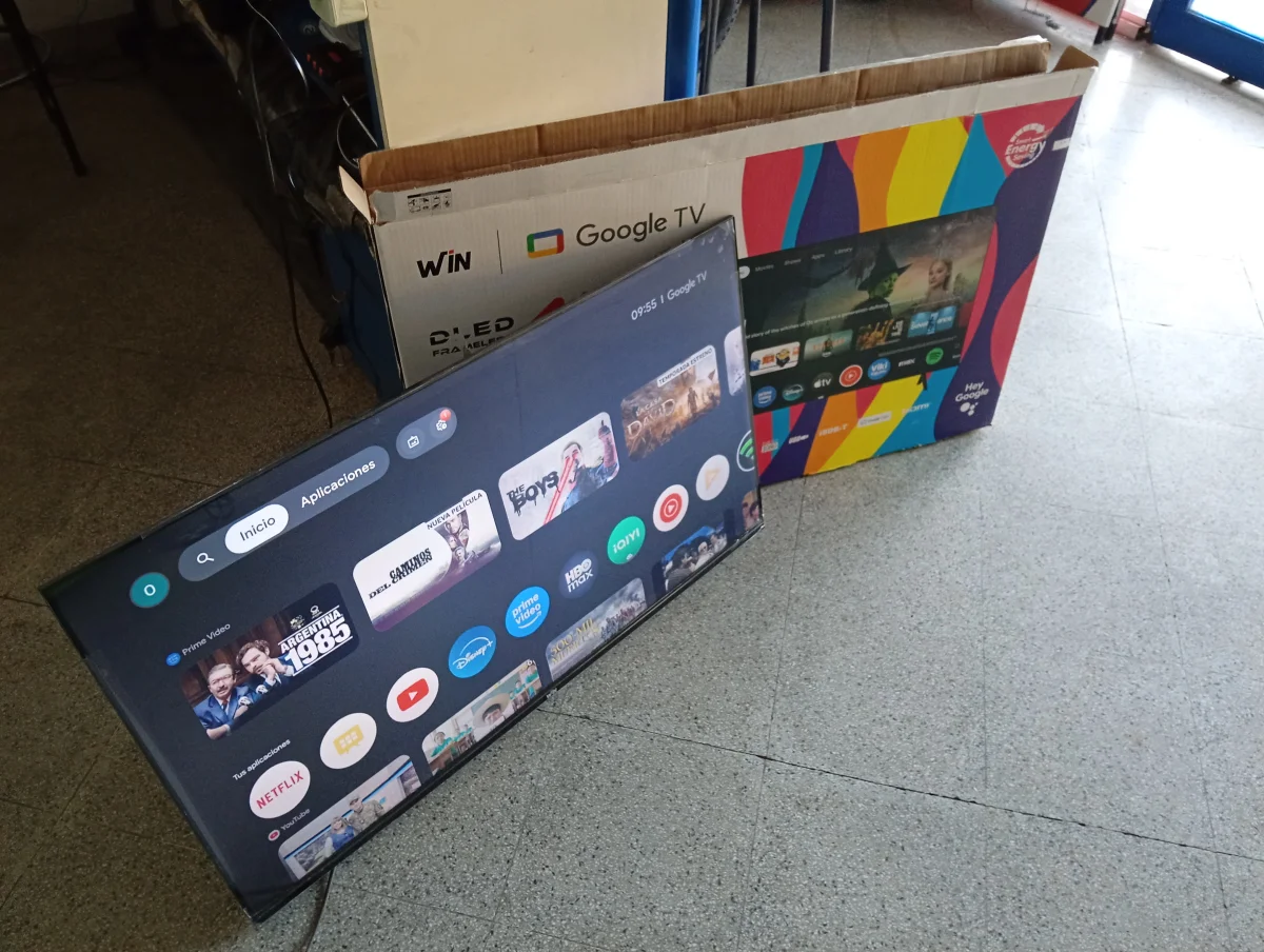 Foto 3 de Televisor Led Smart De 43 '' Marca Win Modelo 43fsg Con Control Usado En Buen Estado Acc Patitas