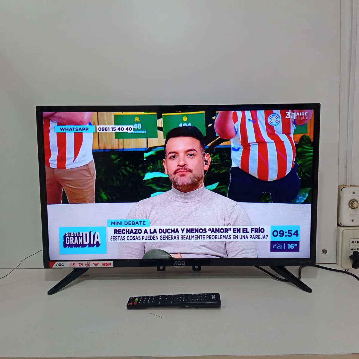 Televisor Led Smart De 32 '' Marca Aoc Modelo Le32m1370 Con Control Usado En Buen Estado Acc Par De PatitasSoporte De Pared