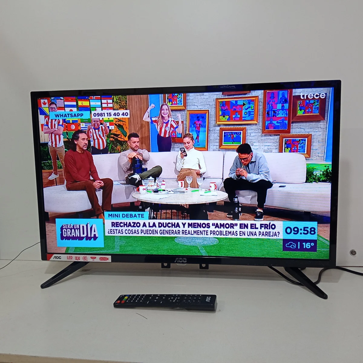 Foto 2 de Televisor Led Smart De 32 '' Marca Aoc Modelo Le32m1370 Con Control Usado En Buen Estado Acc Par De PatitasSoporte De Pared
