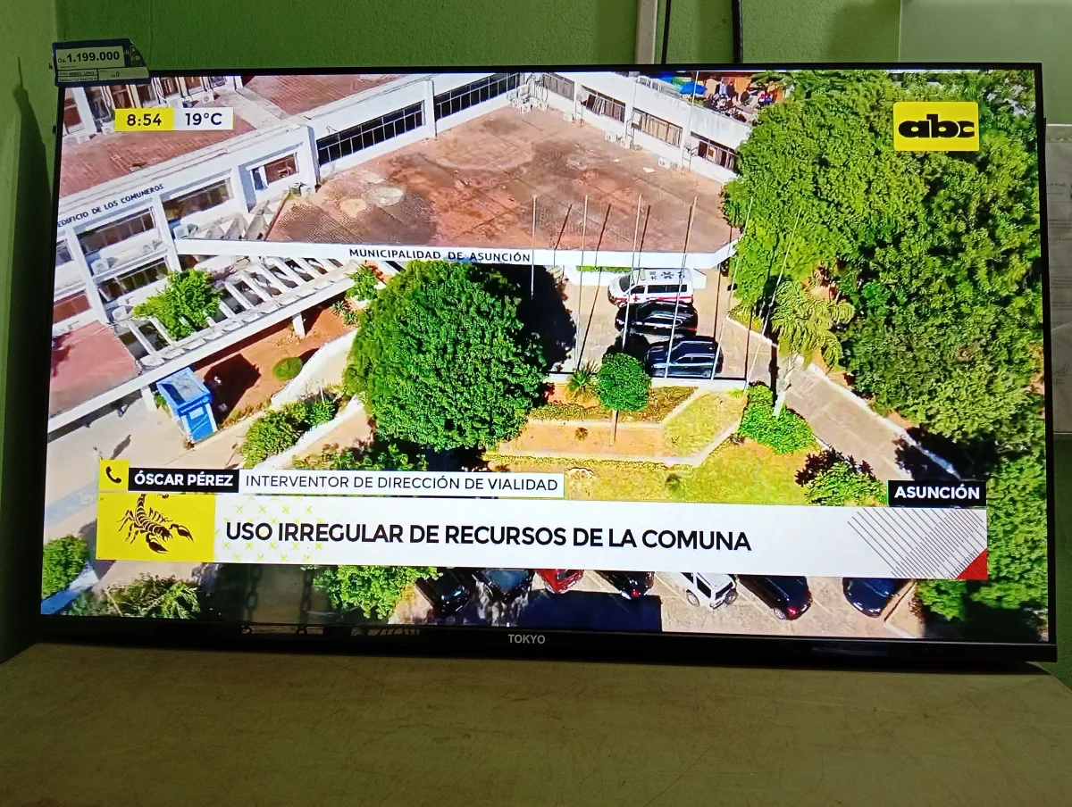 Foto 3 de Televisor Led Smart De 43 '' Marca Tokyo Modelo Tvtokff43gtv Con Control Usado En Buen Estado Acc No Tiene