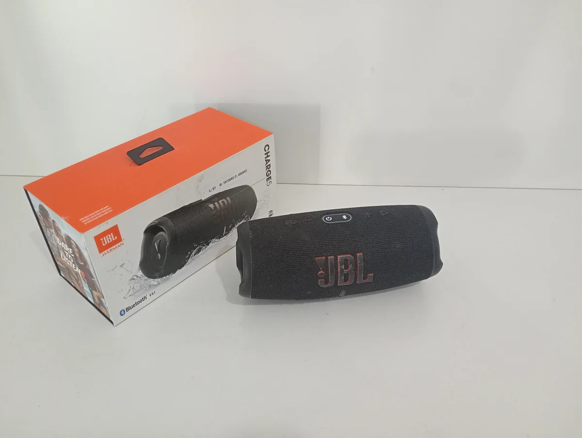 Foto 2 de Speaker Potencia Watts No Tiene Marca Jbl Sin Control Modelo Charge5 Usado En Buen Estado Con Caja Acc Caja Manual