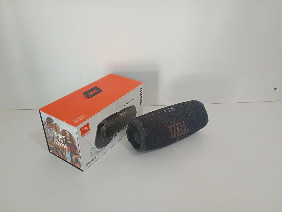 Foto 3 de Speaker Potencia Watts No Tiene Marca Jbl Sin Control Modelo Charge5 Usado En Buen Estado Con Caja Acc Caja Manual