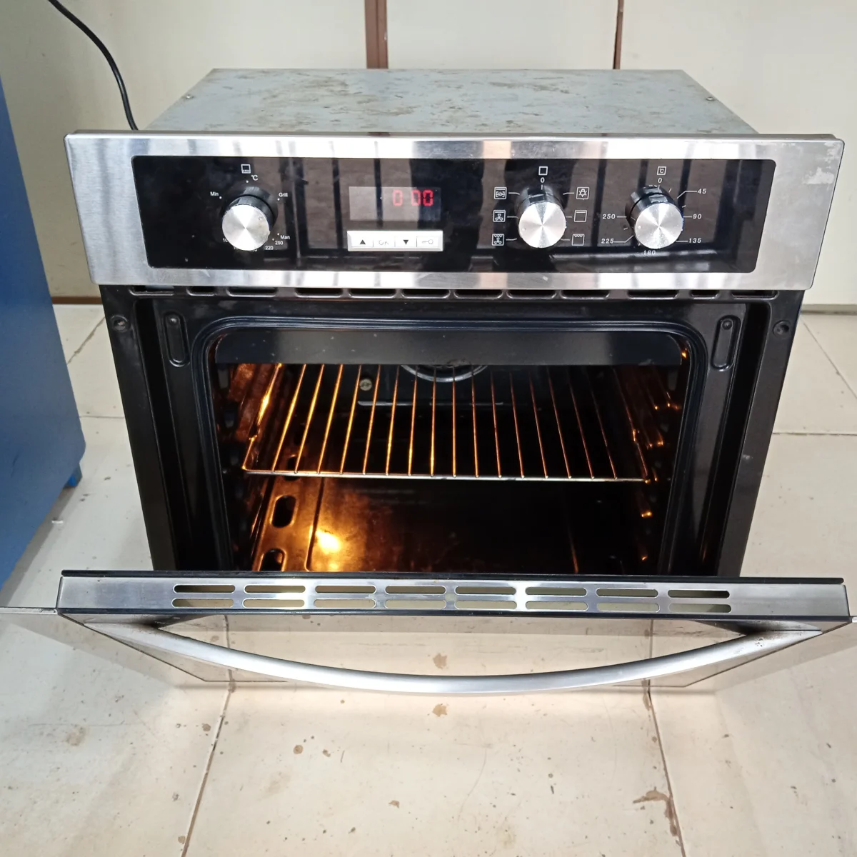 Foto 2 de Horno Marca Hoss Litros 70 Modelo Hfeg220602 Usado-Con-Desgaste Acc Con Parrilla