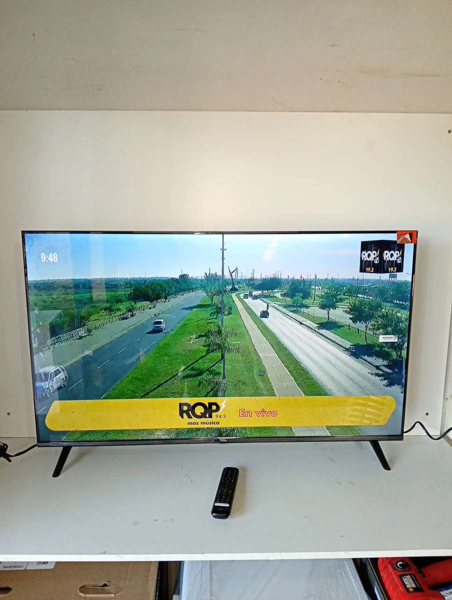 Foto 2 de Televisor Led Smart De 43 '' Marca Tcl Modelo 43s4500a Con Control Usado En Buen Estado Acc Patita