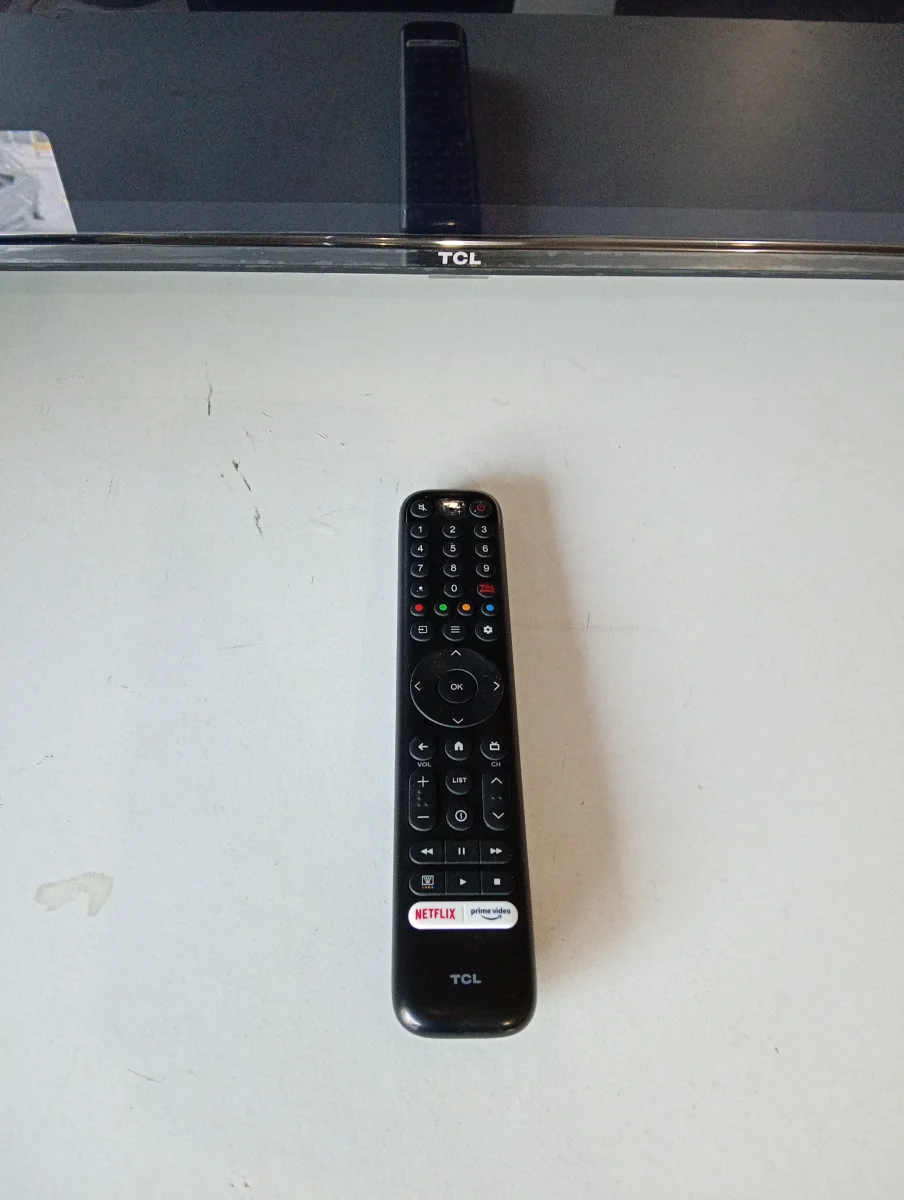 Foto 3 de Televisor Led Smart De 43 '' Marca Tcl Modelo 43s4500a Con Control Usado En Buen Estado Acc Patita