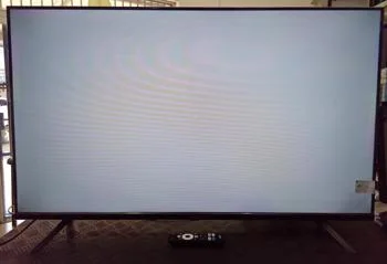 Foto 2 de Televisor Led Smart De 43 '' Marca Jam Modelo Gtm5ultra-43gfsa Con Control Usado En Buen Estado Acc Par De Patitas