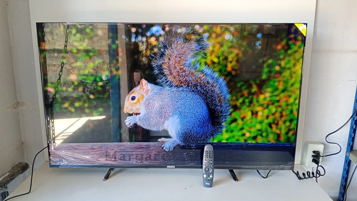 Televisor Led Smart De 50 '' Marca Fama Modelo Tvf-50e Con Control Usado En Buen Estado Acc Patita Sin Los Tornillos