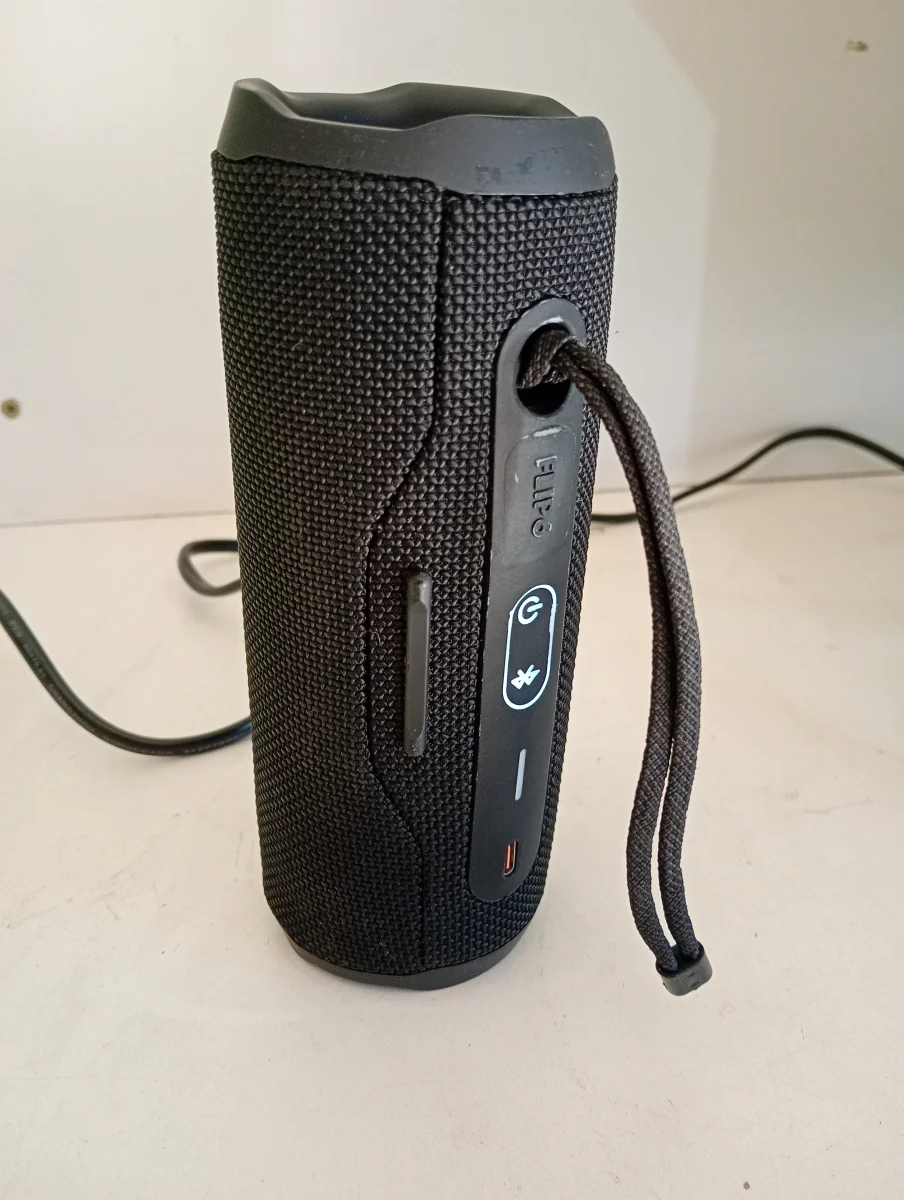 Foto 2 de Parlante Portatil Marca Jbl Modelo Flip6 Usado En Buen Estado Con No Tiene Acc No Tiene