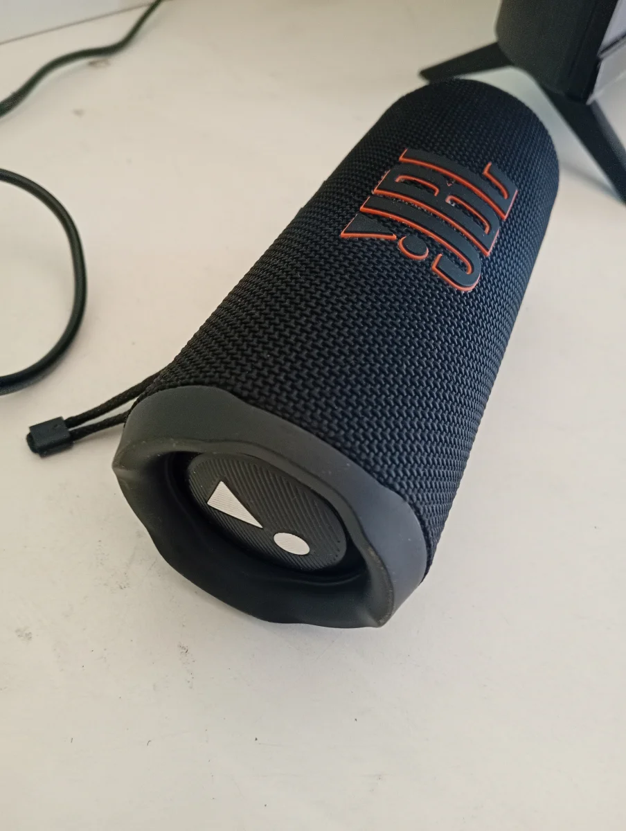 Foto 3 de Parlante Portatil Marca Jbl Modelo Flip6 Usado En Buen Estado Con No Tiene Acc No Tiene