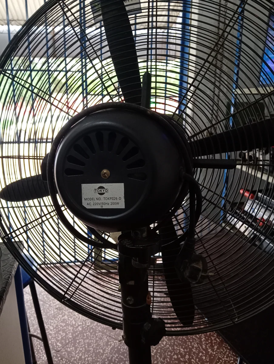Foto 3 de Ventilador 3 Velocidades Marca Tokyo Modelo Tokp1126-D Usado En Buen Estado Acc Base4 Aletas