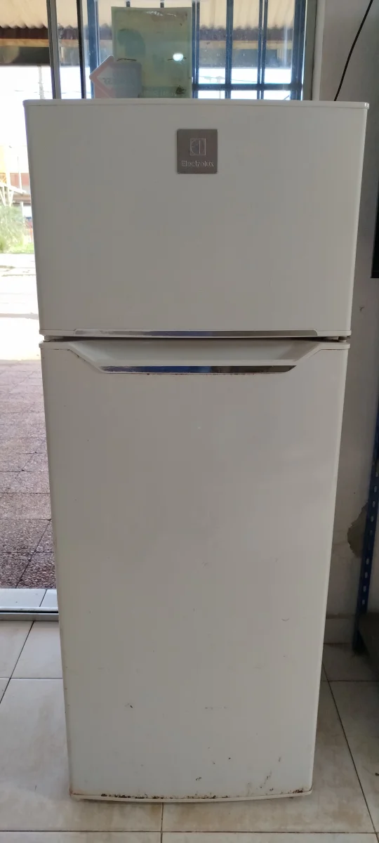 Heladera Marca Electrolux Modelo Ertm20g5hpw Usado Con Desgaste Litros 200 Acc Con Tres Estantes De Vidrio Verdulera Con Tapa Tres Bandejas De Puerta