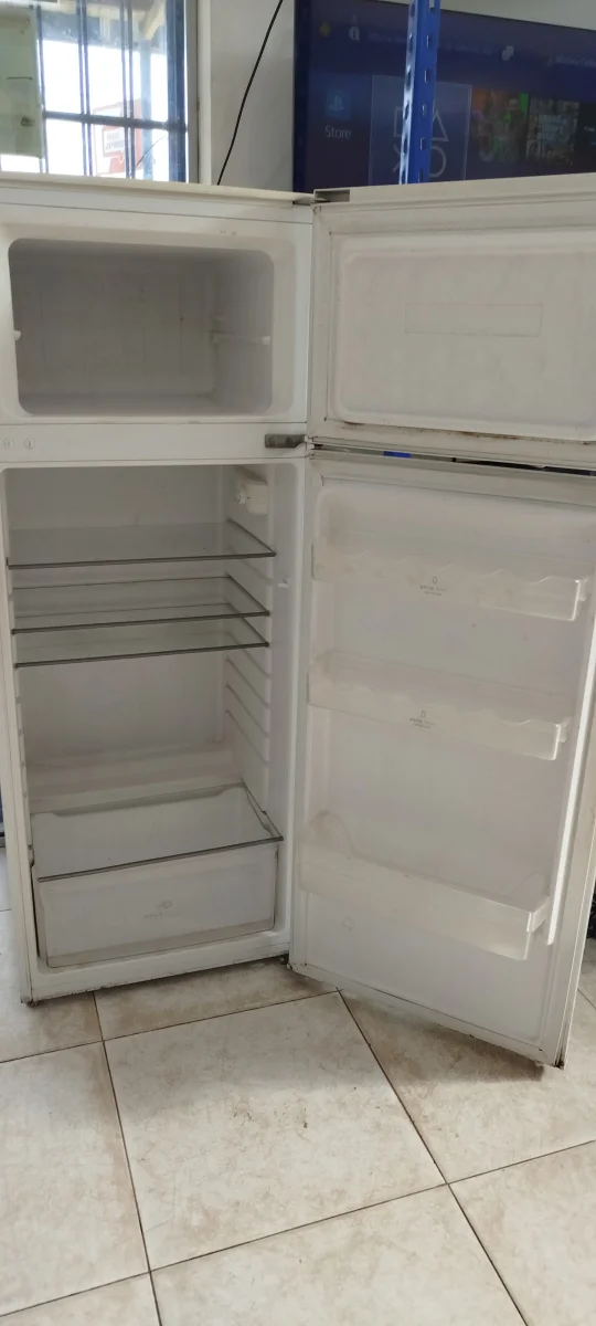 Foto 2 de Heladera Marca Electrolux Modelo Ertm20g5hpw Usado Con Desgaste Litros 200 Acc Con Tres Estantes De Vidrio Verdulera Con Tapa Tres Bandejas De Puerta