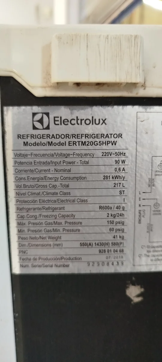Foto 3 de Heladera Marca Electrolux Modelo Ertm20g5hpw Usado Con Desgaste Litros 200 Acc Con Tres Estantes De Vidrio Verdulera Con Tapa Tres Bandejas De Puerta