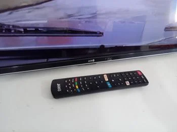 Foto 2 de Televisor Led Smart De 32 '' Marca Jam. Modelo Con Control Usado En Buen Estado Acc Sin Patitas