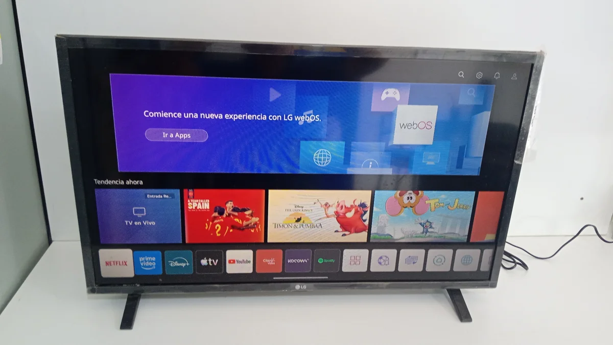 Televisor Led Smart De 32 '' Marca Lg Modelo Lg32630 Con Control Usado Con Desgaste Acc Patitas