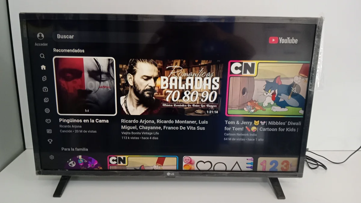 Foto 2 de Televisor Led Smart De 32 '' Marca Lg Modelo Lg32630 Con Control Usado Con Desgaste Acc Patitas