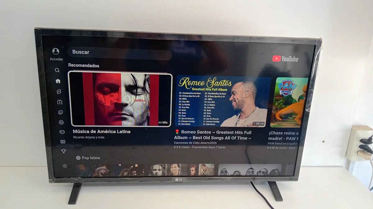 Foto 4 de Televisor Led Smart De 32 '' Marca Lg Modelo Lg32630 Con Control Usado Con Desgaste Acc Patitas