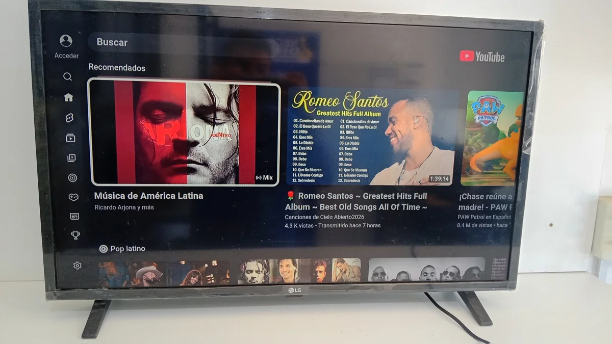 Foto 5 de Televisor Led Smart De 32 '' Marca Lg Modelo Lg32630 Con Control Usado Con Desgaste Acc Patitas