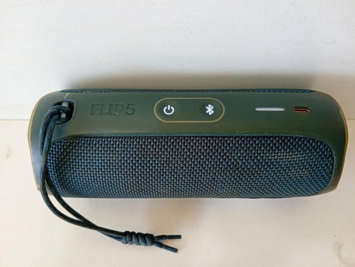 Foto 2 de Speaker Potencia Watts No Tiene Marca Jbl Sin Control Modelo Flip 5 Usado En Buen Estado Sin Caja Acc Cinta Colgante