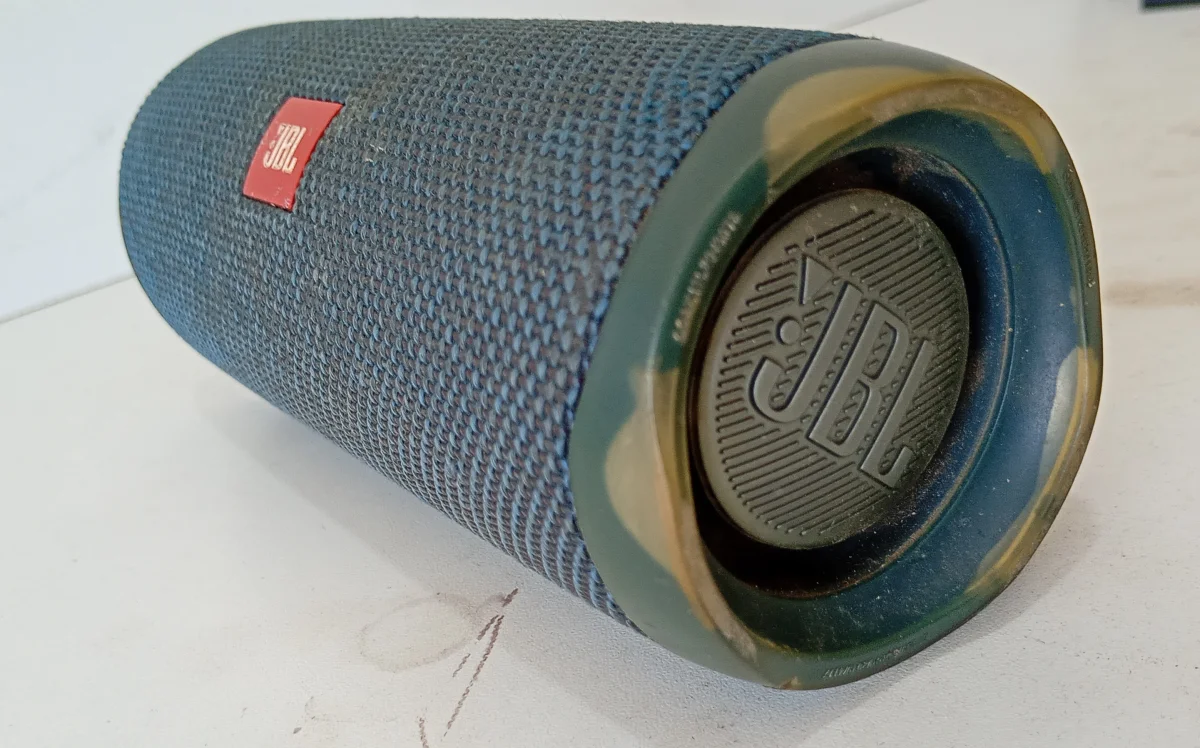 Foto 3 de Speaker Potencia Watts No Tiene Marca Jbl Sin Control Modelo Flip 5 Usado En Buen Estado Sin Caja Acc Cinta Colgante