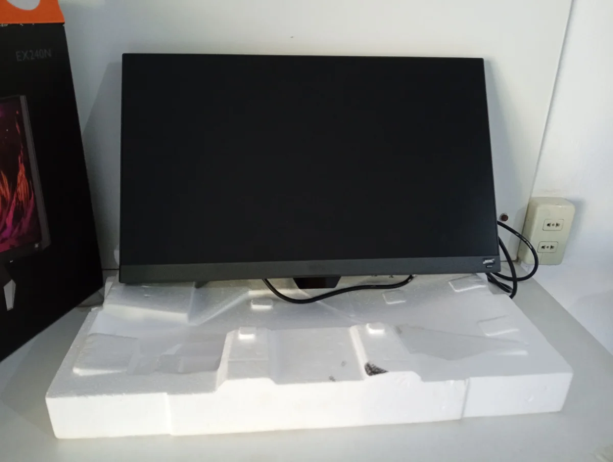 Foto 2 de Monitor P/ Computadora Lcd Marca Benq Modelo Ex240n Usado En Buen Estado De 24 '' Acc Cable Power Pedestal