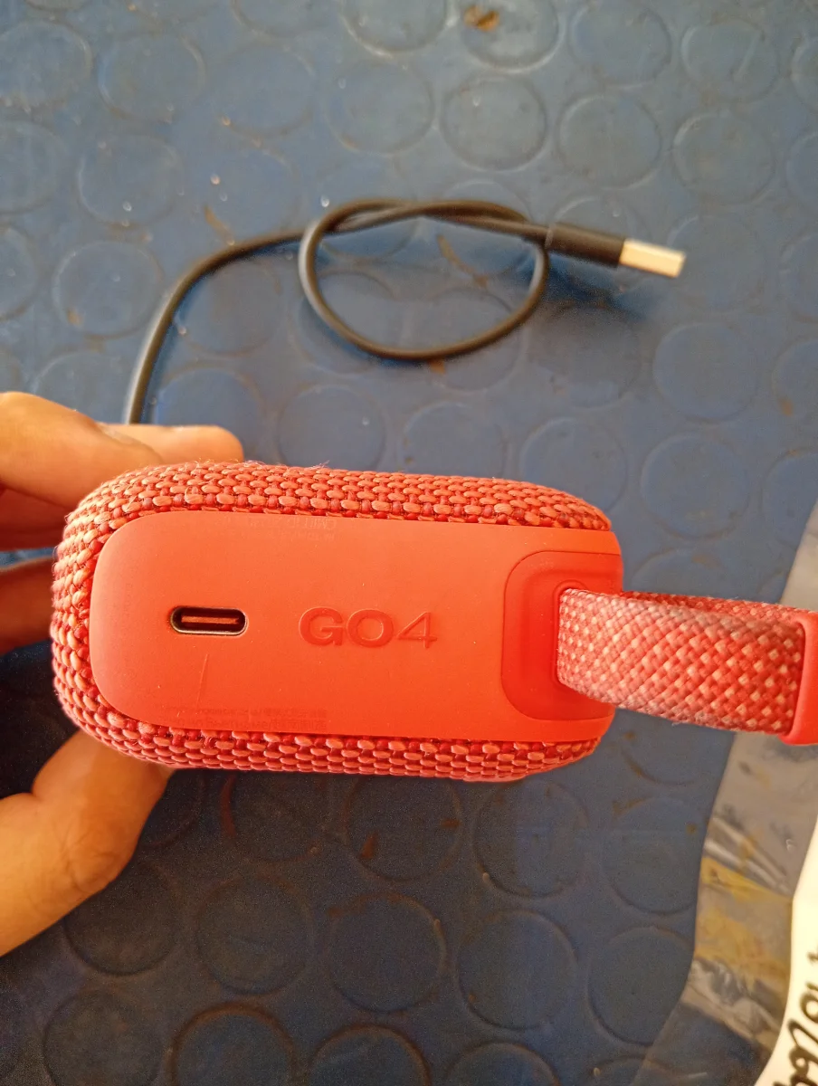 Foto 2 de Speaker Potencia Watts No Tiene Marca Jbl Sin Control Modelo Go 4 Usado En Buen Estado Sin Caja Acc Con Cable Original Jbl