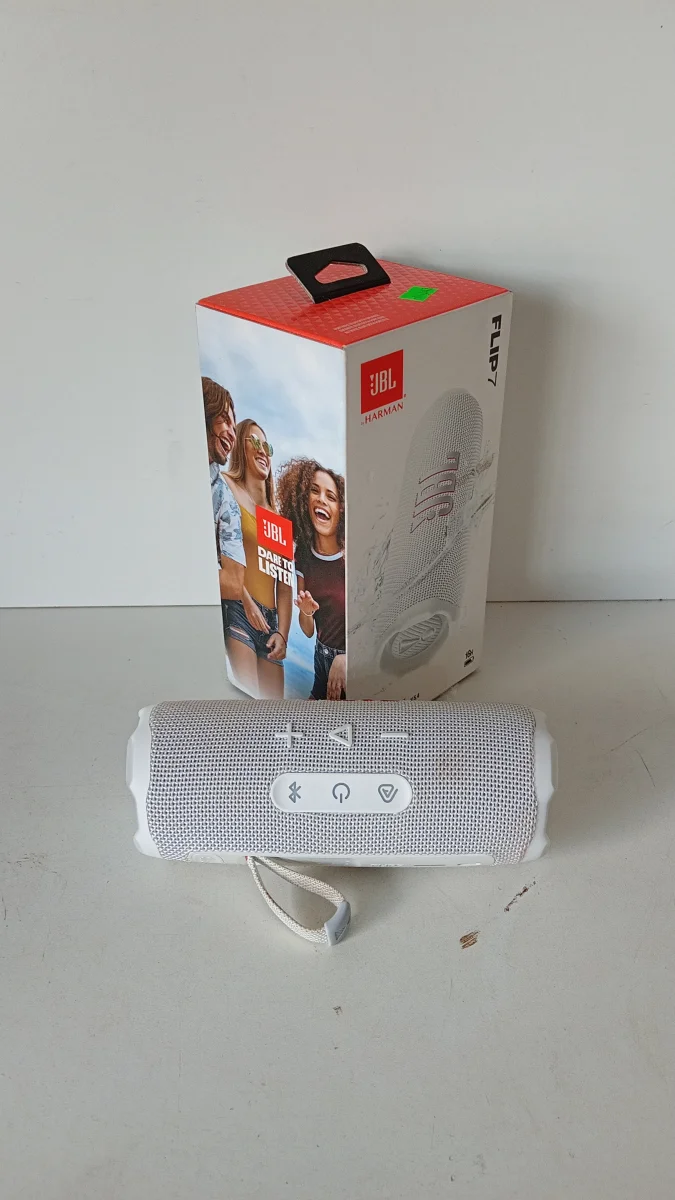 Foto 2 de Parlante Portatil Marca Jbl Modelo Flip7 Usado En Buen Estado Con No Tiene Acc 2 Ganchos Cambiables