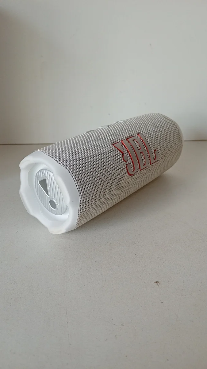 Foto 3 de Parlante Portatil Marca Jbl Modelo Flip7 Usado En Buen Estado Con No Tiene Acc 2 Ganchos Cambiables
