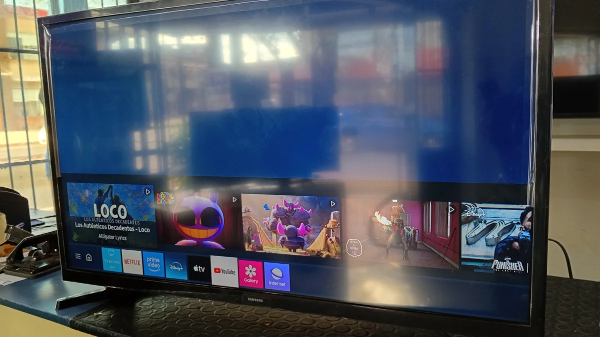 Televisor Led Smart De 32 '' Marca Samsung Modelo Un32t4202ag Con Control Usado En Buen Estado Acc C/Patitas