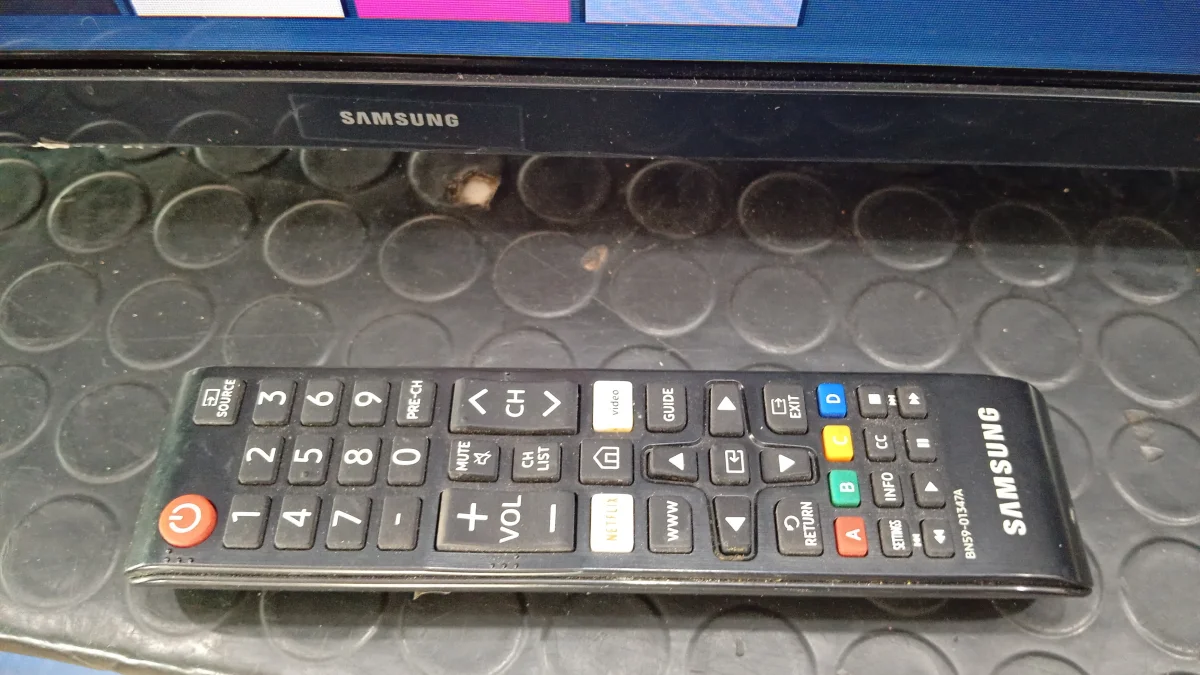 Foto 3 de Televisor Led Smart De 32 '' Marca Samsung Modelo Un32t4202ag Con Control Usado En Buen Estado Acc C/Patitas