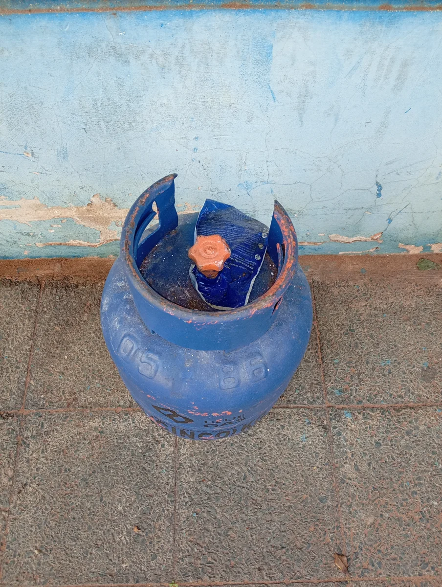 Foto 2 de Garrafa Cap 10 Kg. Marca Blue Gas Usado En Buen Estado Color Azul Acc No Tiene