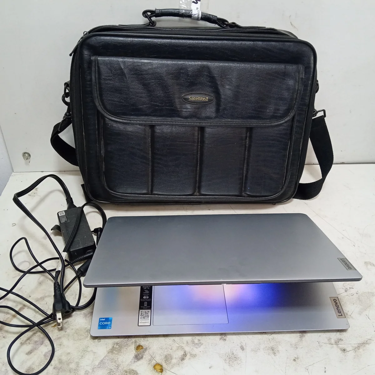 Foto 2 de Notebook Marca Lenovo Modelo Ideapad115iau7 Procesador Intel Core Memoria Ram 8 Gb Disco Duro 236 Gb Generacion 12 Acc Cable Cte Con Transformador