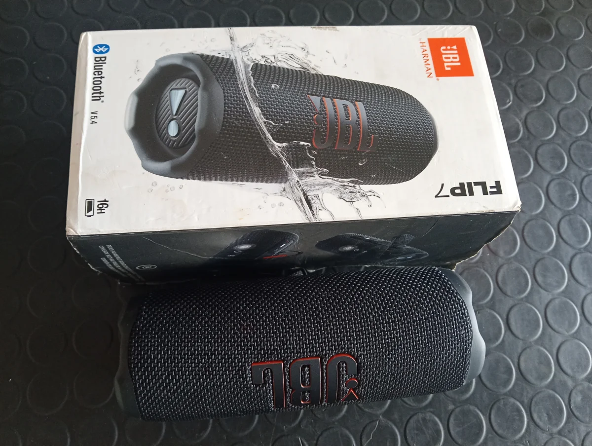 Foto 2 de Speaker Potencia Watts No Tiene Marca Jbl Sin Control Modelo Flip 7 Usado En Buen Estado Sin Caja Acc No Tiene