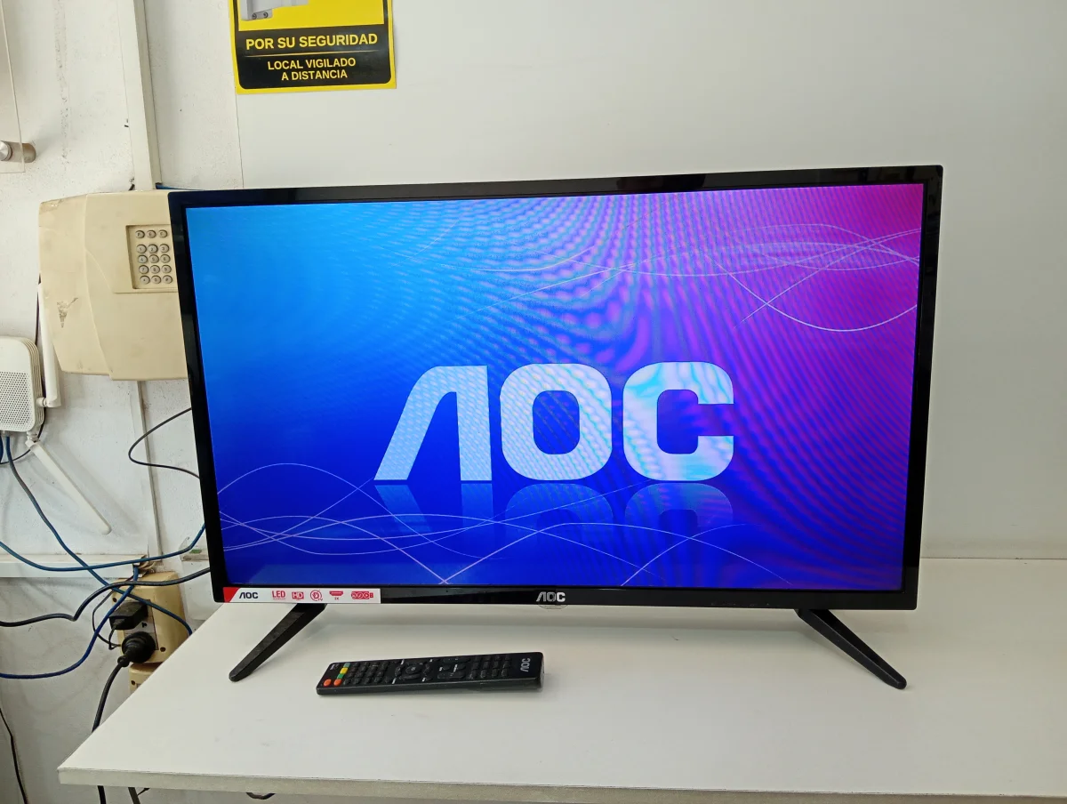 Televisor Led Convencional De 32 '' Marca Aoc Modelo Led32m1370 Usado En Buen Estado Con Control Sin Caja Acc Par De Patitas