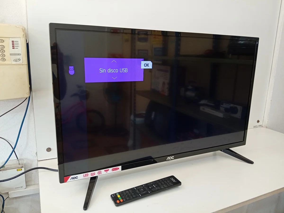 Foto 2 de Televisor Led Convencional De 32 '' Marca Aoc Modelo Led32m1370 Usado En Buen Estado Con Control Sin Caja Acc Par De Patitas
