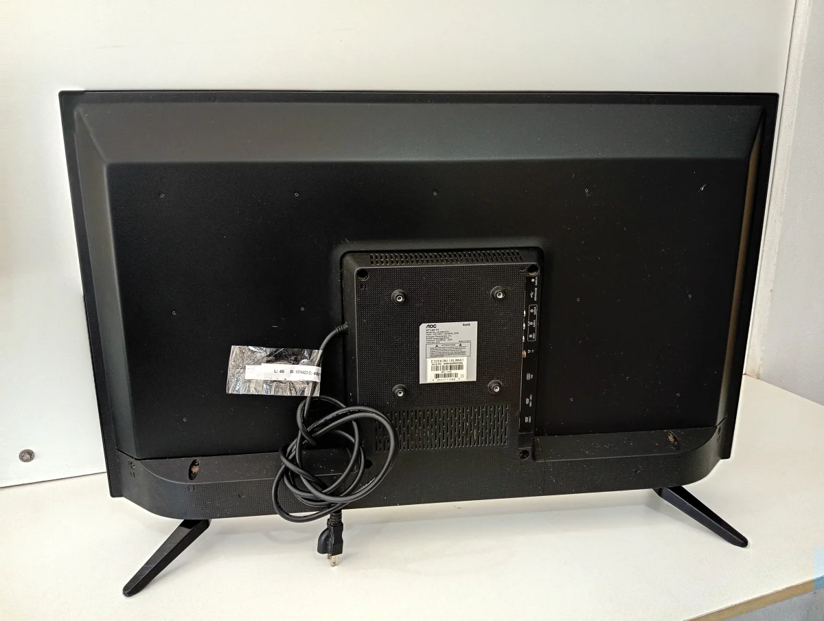 Foto 3 de Televisor Led Convencional De 32 '' Marca Aoc Modelo Led32m1370 Usado En Buen Estado Con Control Sin Caja Acc Par De Patitas