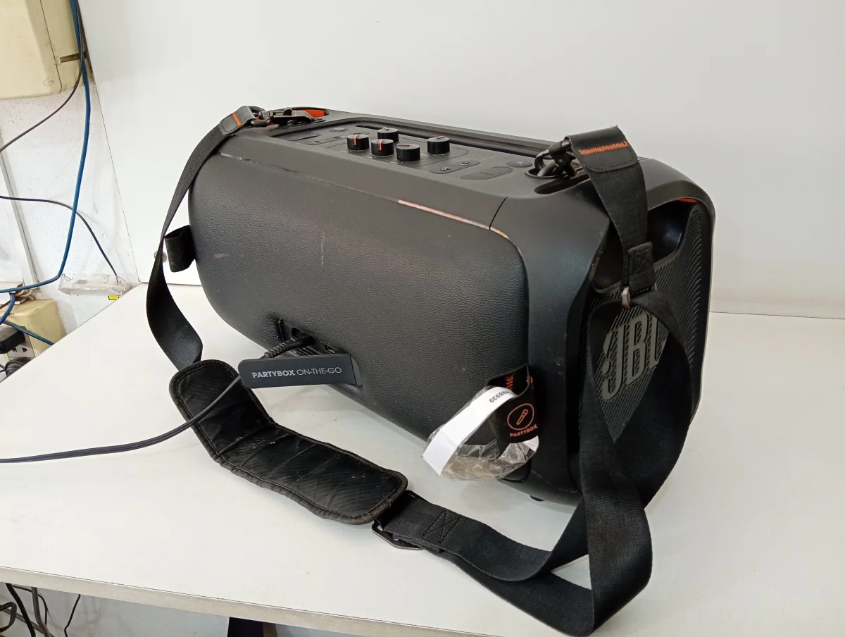 Foto 2 de Speaker Potencia Watts 100 Marca Jbl Sin Control Modelo On The Go Usado En Buen Estado Sin Caja Acc Cinta